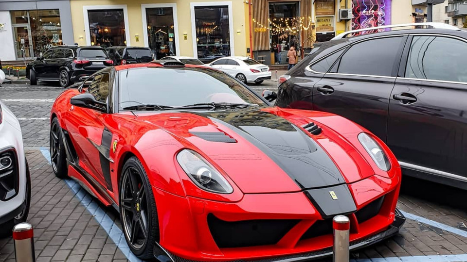 В Киеве заметили редкий Ferrari красного цвета, фото