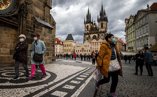 Суд в Праге разрешил горожанам ходить по улице без масок