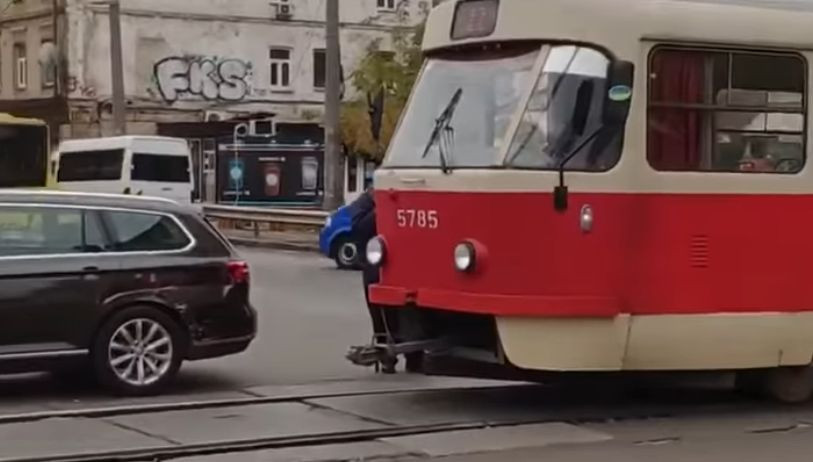 В Киеве трамвай врезался в Volkswagen: видео