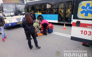 В Хмельницком автобус наехал на двух школьников, которые переходили дорогу