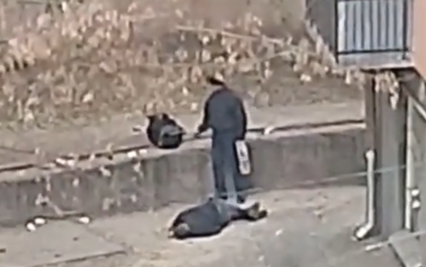 В Киеве мародер обокрал человека, который потерял сознание: видео