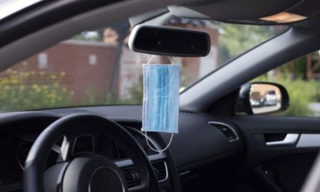 Стало известно, почему опасно вешать маску на зеркало автомобиля
