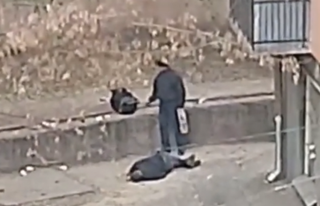 В Киеве мародер обокрал человека, который потерял сознание: видео