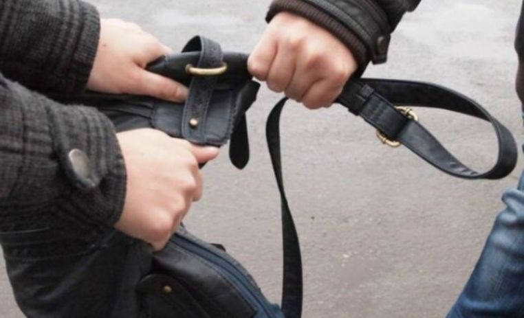 В Киеве мужчина с ножом ограбил девушку