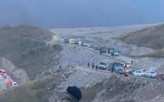 Затор в несколько километров: показали ситуацию в Нагорном Карабахе, видео