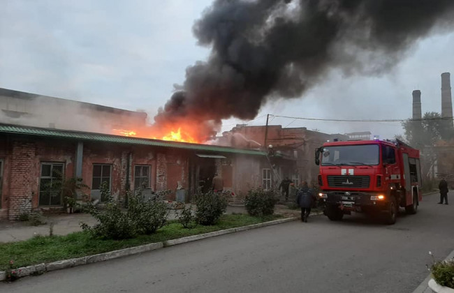 Масштабный пожар в Днепре: загорелось помещение агрегатного завода, фото