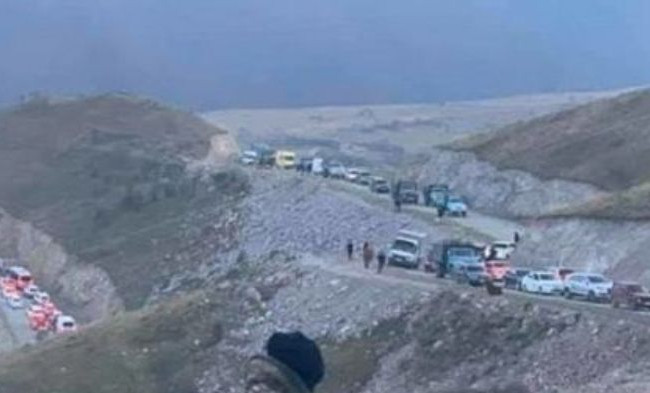 Затор в несколько километров: показали ситуацию в Нагорном Карабахе, видео
