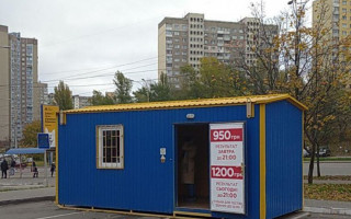 В Киеве демонтировали «лабораторию», которая тестировала на Covid прямо на парковке: фото