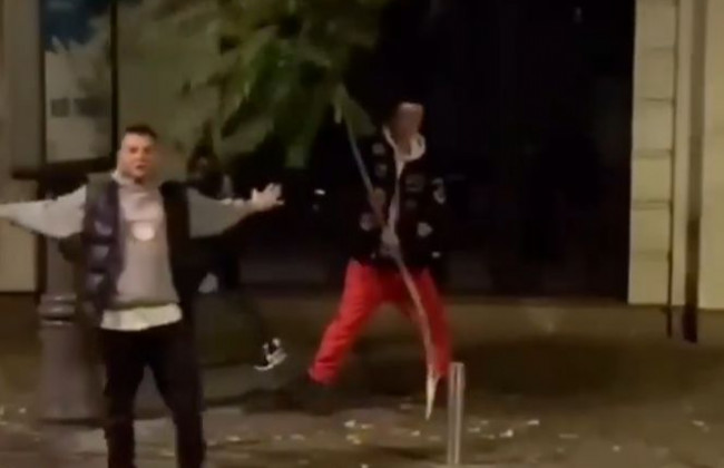 В Киеве мужчина посреди улицы вырвал дерево, видео