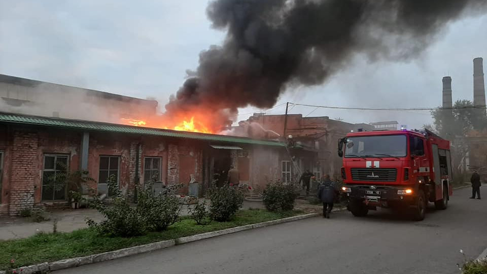 Масштабный пожар в Днепре: загорелось помещение агрегатного завода, фото