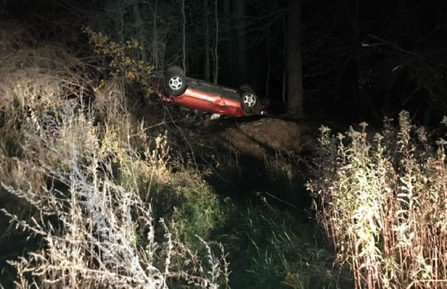 В Киеве Audi съехала в кювет и перевернулась: фото, видео