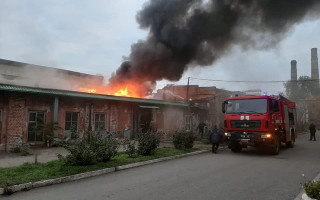 Масштабный пожар в Днепре: загорелось помещение агрегатного завода, фото