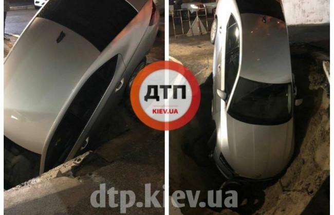 В Киеве автомобиль провалился в яму,  оставленную коммунальщиками: фото