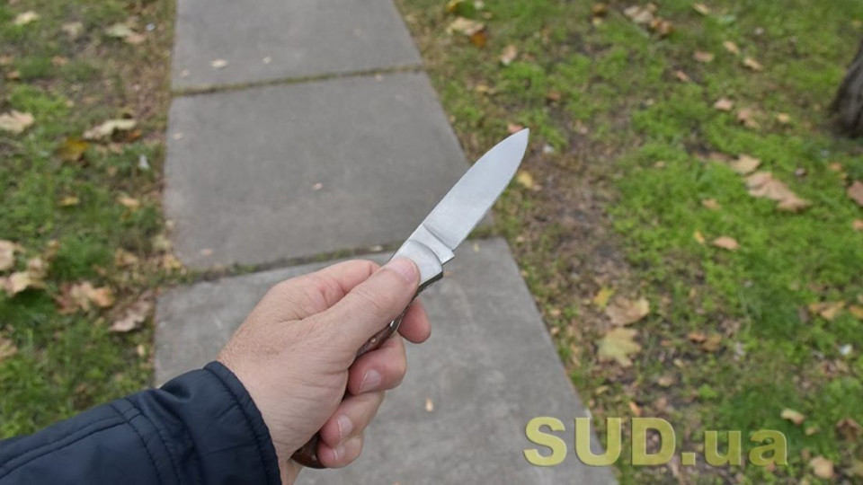 В Киеве продавец шаурмы набросился с ножом на прохожего, видео