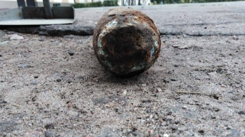 Біля Бориспільського суду виявили військовий снаряд: фото