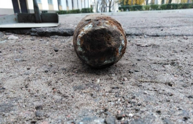 Біля Бориспільського суду виявили військовий снаряд: фото
