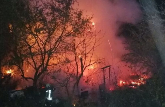 Столичные пожарные в горящем мусоре обнаружили тело мужчины