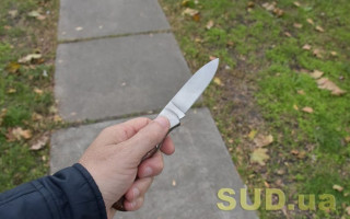 В Киеве продавец шаурмы набросился с ножом на прохожего, видео