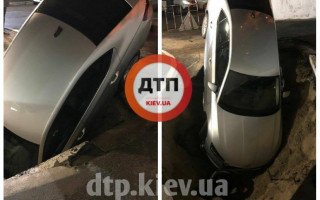 В Киеве автомобиль провалился в яму,  оставленную коммунальщиками: фото
