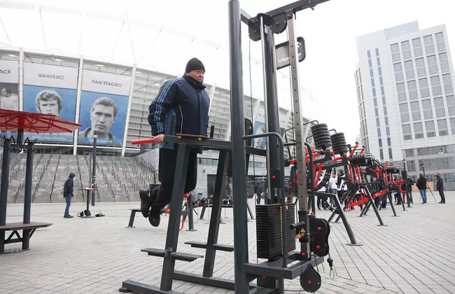 У Києві біля Олімпійського встановили тренажери