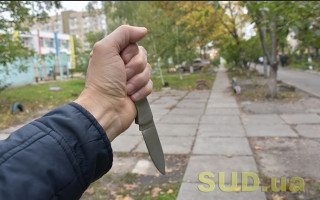 В Киеве мужчина с ножом напал на женщину с ребенком