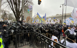 Масштабный митинг в Киеве: ФОПы перекрывают проходы к зданию Рады, фото