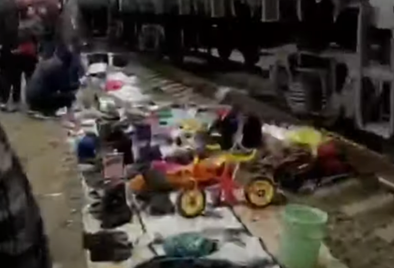 «Индийская» барахолка: как киевляне торгуют возле железнодорожных путей на Почайной, видео