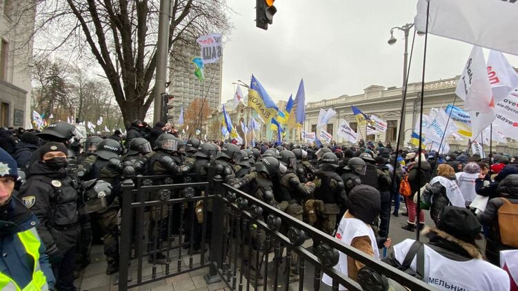 Масштабный митинг в Киеве: ФОПы перекрывают проходы к зданию Рады, фото