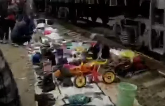 «Индийская» барахолка: как киевляне торгуют возле железнодорожных путей на Почайной, видео