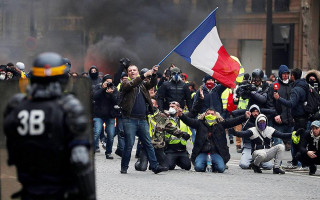 Во Франции хотят запретить распространять фото с полицией: люди вышли на массовые протесты, видео
