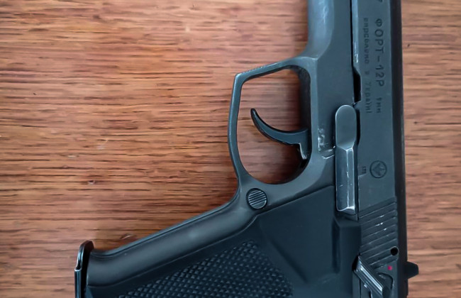 На Хмельниччині відвідувач прийшов до суду із пістолетом: фото