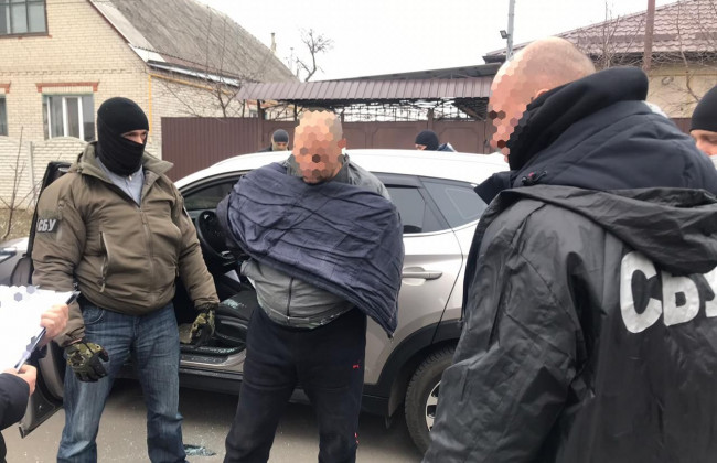 Вимагав 26 800 доларів з погрозою вбивства: на Харківщині затримано чоловіка