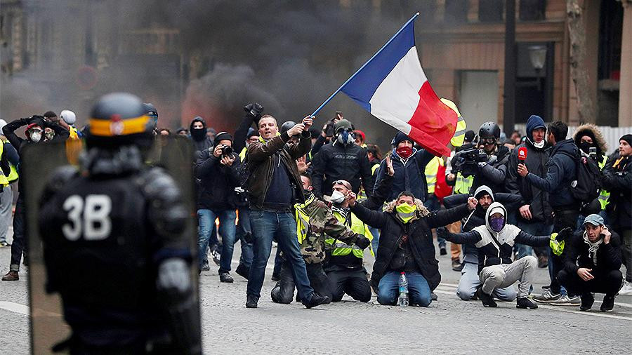 Во Франции хотят запретить распространять фото с полицией: люди вышли на массовые протесты, видео