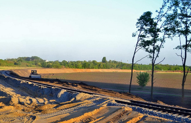 Будівництво залізної дороги з Києва до аеропорту «Бориспіль»: у розтраті 9 млн грн підозрюють постачальника піску