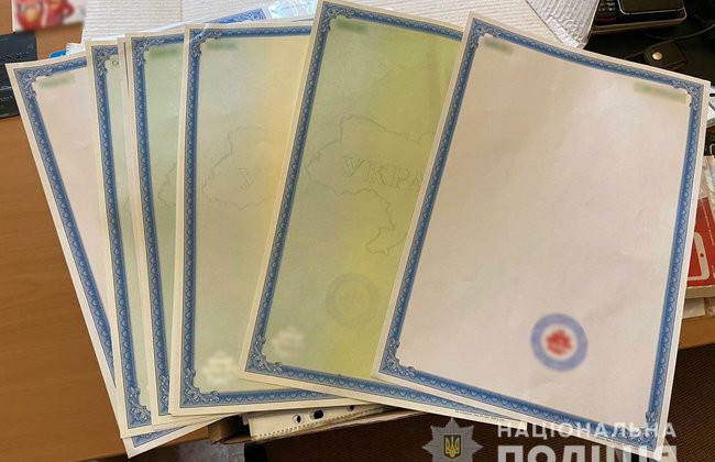 В Киеве поймали аферистов, которые подделывали документы на автомобили из ЕС и США: фото