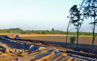 Будівництво залізної дороги з Києва до аеропорту «Бориспіль»: у розтраті 9 млн грн підозрюють постачальника піску