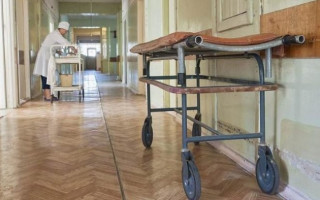 В Сумской области женщина с подозрением на коронавирус умерла перед входом в больницу