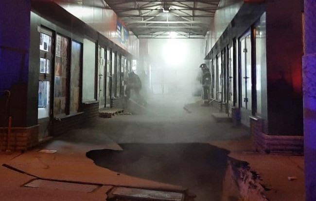 ЧП в Харькове: прямо посреди рынка образовался огромный провал, видео