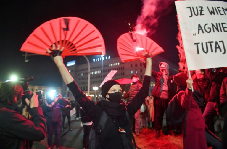 В Варшаве несколько тысяч человек протестовали против запретов на аборты: фото