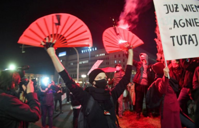 В Варшаве несколько тысяч человек протестовали против запретов на аборты: фото