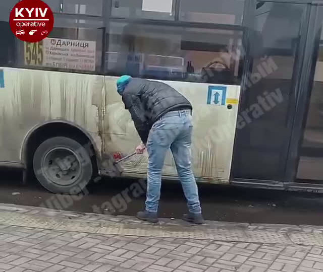 В Киеве водитель помыл маршрутку водой из лужи, видео