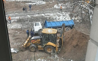 В Киеве грузовик «ушел» под землю, фото
