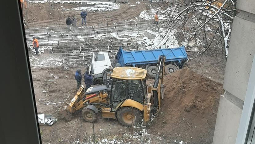 В Киеве грузовик «ушел» под землю, фото
