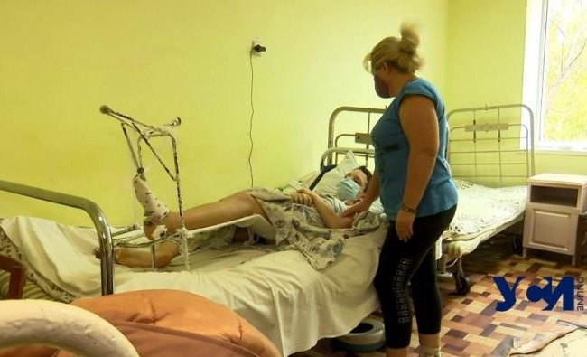 Плакал от боли: под Одессой учительница велела вынести ребенка со сломанной ногой за территорию школы