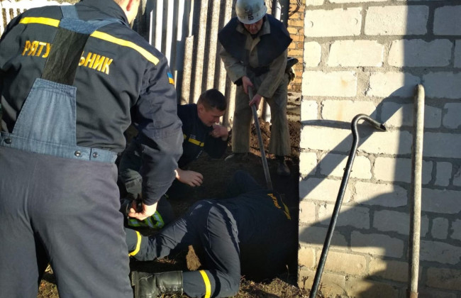 В Днепропетровской области годовалый малыш провалился в яму туалета: фото