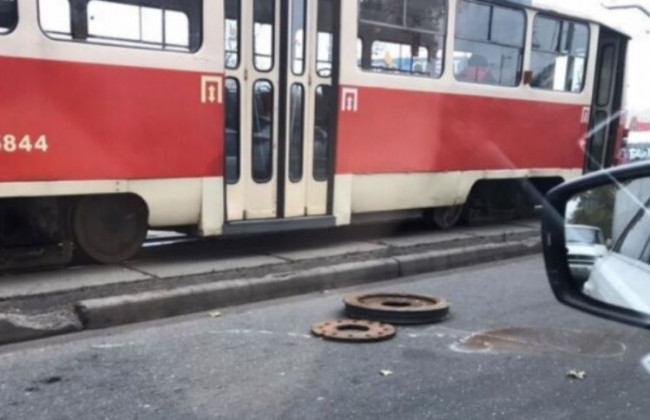 Отлетело на несколько метров: в Киеве у трамвая на ходу отвалилось колесо, фото