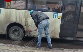 В Киеве водитель помыл маршрутку водой из лужи, видео