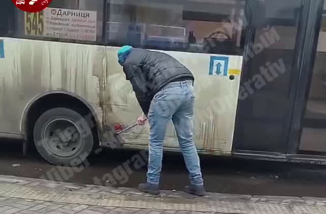 В Киеве водитель помыл маршрутку водой из лужи, видео