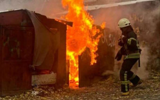 В Киеве прямо во дворе многоэтажки горели гаражи