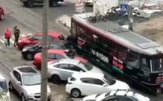 В Киеве автохамы заблокировали движение трамваев, видео
